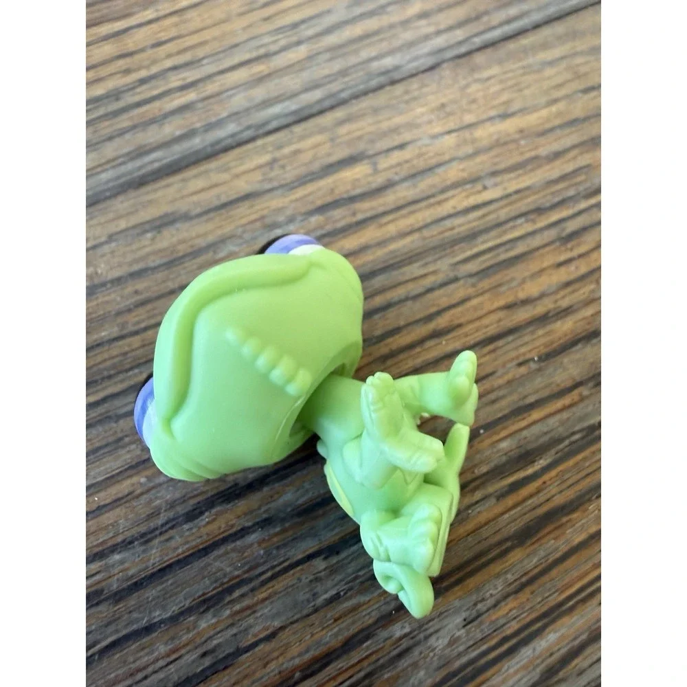 Littlest Pet Shop Authentic # 2399 Green Yellow Striped Chameleon Purple Eyes